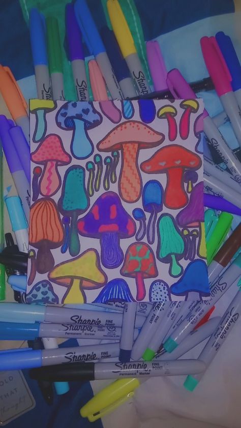 Marker Art Trippy, Rainbow Mushrooms, Mushroom Drawings, Rainbow Mushroom, Markers Drawing Ideas, Art Trippy, Trippy Drawings, Retro Painting, Mushroom Drawing