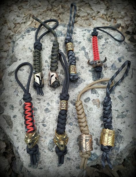 De piedra y Cristal Paracord 🔪 #EDCKnifeBeads #KnifeAccessories #EverydayCarry #EDC #GearCustomization #TacticalBeads #ParacordBeads #HandcraftedBeads #ArtisanBeads #KnifeCollecting #KnifeEnthusiast #GearUpgrade #UniqueBeads #FunctionalArt Keychain Paracord, Knife Lanyard, Paracord Braids, Paracord Knots, Paracord Beads, Paracord Keychain, Mens Keychains, Beaded Keychain, Paracord Projects