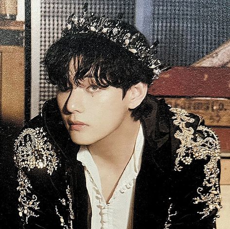 Prince Kim Taehyung, Taehyung Prince, Tata Mic, Prince Aesthetic, Iq Icons, Bts Army Logo, Victorian Romance, My Prince, Vibe Video