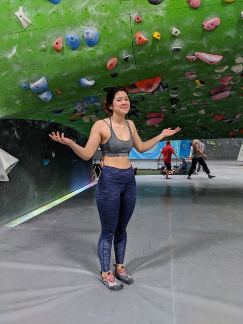 Rock Climbing Outfits Woman, Womens Rock Climbing Outfit, Rock Wall Climbing Outfit, Cute Climbing Outfit, What To Wear Rock Climbing Outfit, Cute Rock Climbing Outfit, Bouldering Outfit Woman, Rock Climbing Hairstyles, Climbing Gym Outfit