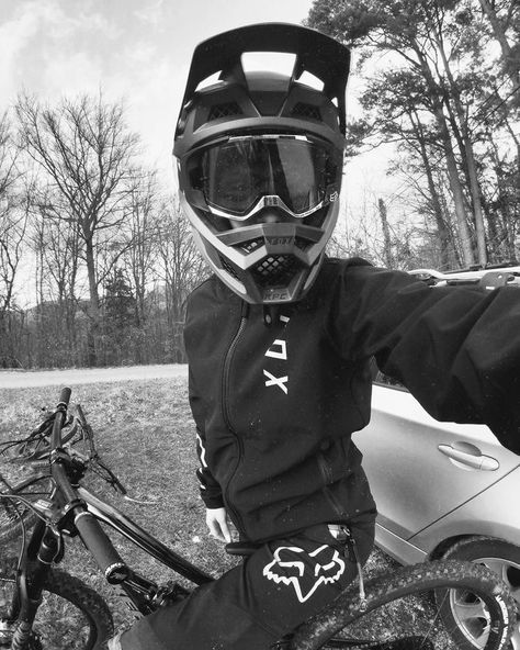 Mtb Women Outfit, Mountain Biking Women Outfits, Outfits For Bike Riding, Motorcross Outfits, Mtb Outfit, Bmx Girl, Sporty Outfits Men, Mtb Women, Mtb Girl