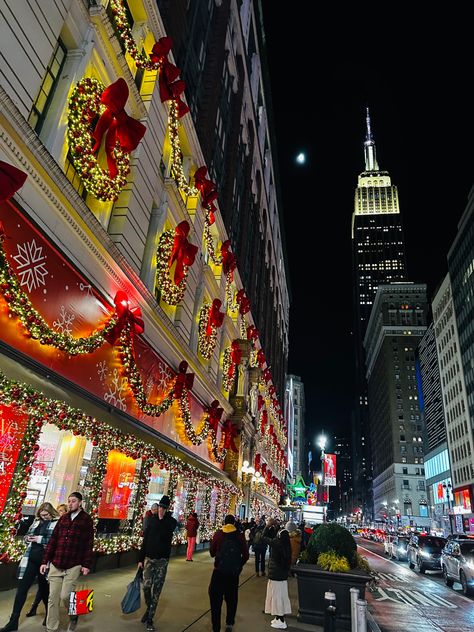 Time Square New York Christmas, New York Christmas Picture Ideas, New York Christmas Pictures, New York Christmas Outfits Winter, New York Navidad, The Plaza Christmas, Times Square Christmas, Christmas In City, New York During Christmas