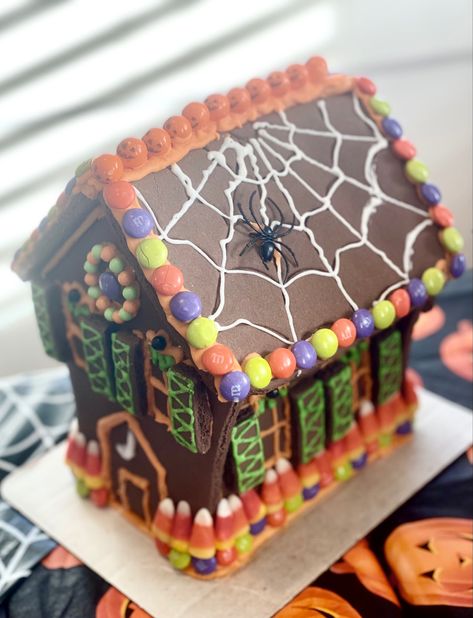 Halloween Ginger Bread House Ideas, Edible Haunted House, Gingerbread Halloween House, Haunted House Gingerbread Houses, Haunted House Gingerbread, Haunted Gingerbread House, Halloween Gingerbread House, Halloween Gingerbread, Halloween Houses