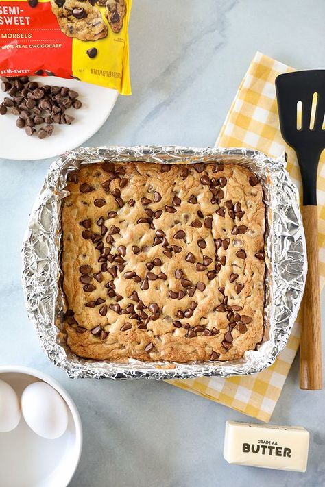 Chocolate Chip Cookie Bars - Thick and soft chocolate chip cookies bars baked in a 8x8 pan. This smaller batch version of my popular cookie bar recipe is perfect for families! Soft Chocolate Chip Cookie Bars, Chocolate Chip Cookies Bars, Easy Chocolate Chip Cookie Bars, Chocolate Chip Pan Cookies, Chocolate Chip Cookie Bar Recipe, Easy Chocolate Chip Cookie, Small Batch Cookies, Small Batch Baking, Popular Cookies