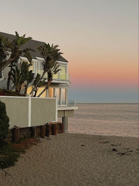 House On The Beach, Houses By The Beach, Malibu House, Beach House Aesthetic, Beach Mansion, Malibu Beach House, Dream Beach Houses, Malibu Beaches, Dream Beach