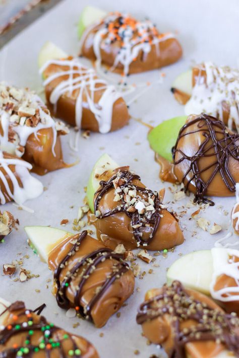 Caramel Apple Slices - Easy Peasy Meals Fall Treats For Neighbors, Sliced Carmel Apples, Sliced Caramel Apples, Caramel Apples Slices, Easy Halloween Treats To Make, Caramel Apple Slices, Easy Halloween Treats, Covered Apples, Halloween Treats To Make