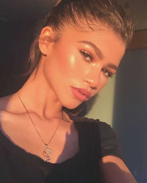 E! News on Instagram: “Posting these Zendaya selfies because art must be recognized. (📷: @zendaya)” Glowing Skin Routine, Summer Makeup Looks, Chubby Cheeks, Aesthetic People, Celebrity Art, Summer Makeup, Makeup Lover, Clear Skin, Favorite Celebrities