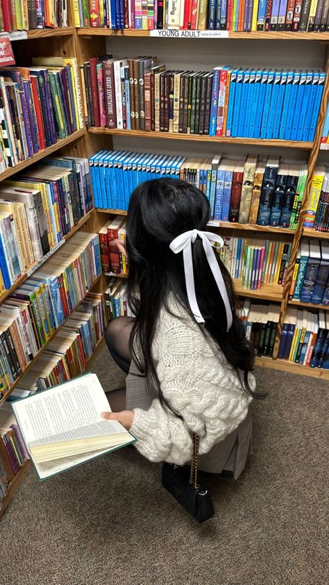 Photo Ideas In Library, Book Reading Outfit, Pictures In Bookstores, Library Pics Photo Ideas, Girls Reading Books Aesthetic, Library Instagram Pictures, Bookstore Fits, Book Girl Aesthetic Outfit, Book Pictures Instagram