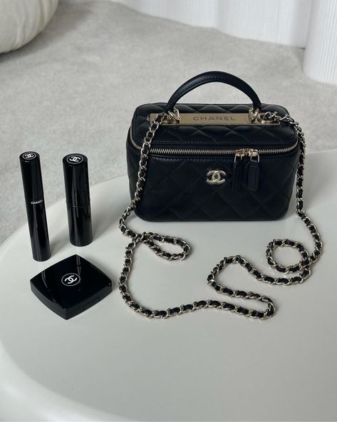 Chanel Mirror, Black Chanel Bag, Chanel Makeup Bag, Mirror Bag, Bag Chanel, Chanel Makeup, Accessories Luxury, Luxury Makeup, Bag Luxury