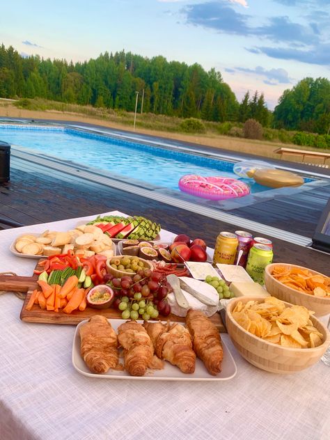 Food By The Pool Aesthetic, Food For Swimming Party, Pool Picnic Aesthetic, Bbq By The Pool, Hosting Aesthetic Summer, Pool Day Activities, Summer Food Aethstetic, Bachelorette Pool Party Food, Pool Picnic Ideas