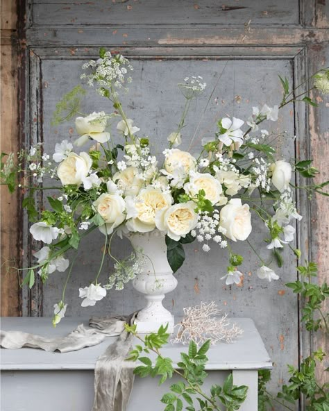 David Austin Wedding, Inexpensive Wedding Flowers, Urn Arrangements, White Floral Arrangements, White Flower Arrangements, Altar Arrangement, Bouquet Vase, Large Floral Arrangements, Wedding Roses