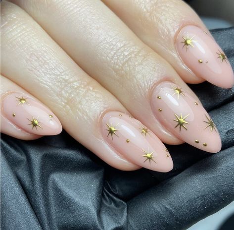 Almond Nails Gold Stars, Gold Detail Nails Almond, Natural Nail Designs Stars, Nude Almond Nails With Gold Design, Nude Nails With Gold Stars, Simple Gold Nail Art, Dainty Star Nails, Star Nails Almond Shape, Sun Inspired Nails