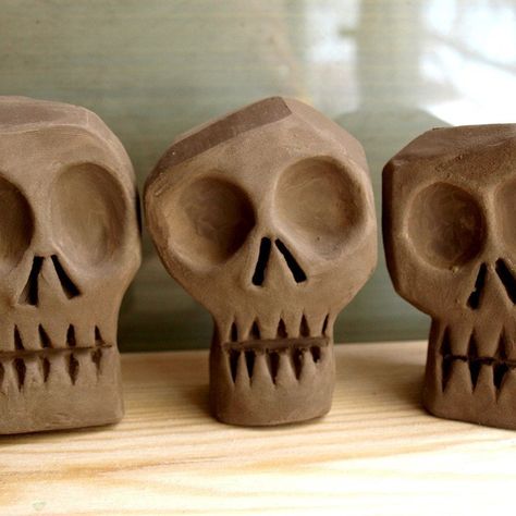 Salt Dough Skulls, Clay Skulls Diy, Monster Sculpture Clay, Paper Mache Skull Diy, How To Make A Skull Out Of Clay, Clay Skull Ideas, Halloween Clay Sculpture, Nature Ceramics Ideas, Vermont Halloween