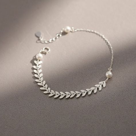 Silver Bracelet For Girls, Silver Anklets Designs, Silver Bracelet Designs, Pola Manik, Gelang Manik-manik, Pretty Jewelry Necklaces, Silver Bracelets For Women, Bracelets Design, Gelang Manik