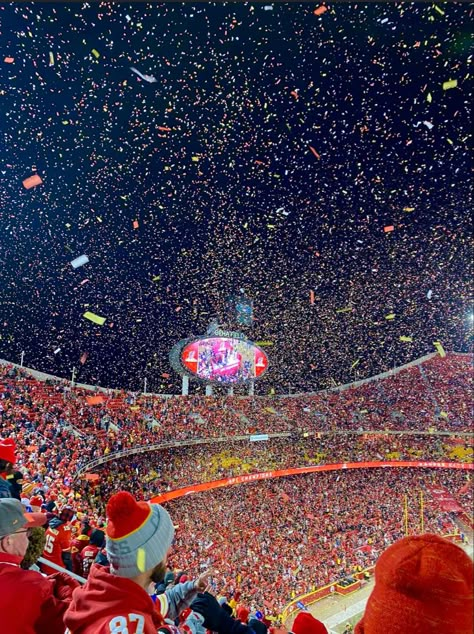 Kansas City Chiefs Aesthetic, Patrick Mahomes Aesthetic, Chiefs Aesthetic, Nfl Background, Nfl Aesthetic, Cheifs Football, Chiefs Wallpaper, Nfl Chiefs, Christmas Lockscreen