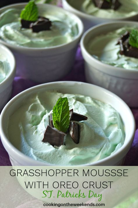 grasshopper mouse in white ramekin with chocolate and mint leaf on top Mint Mousse, Weekend Recipes, Grasshopper Pie, Condensed Milk Cookies, Mint Oreo, Chocolate Crust, Mint Recipes, Oreo Crust, Weekend Meals