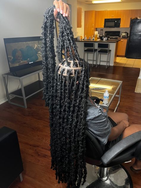 Butterfly Locks Aesthetic, Locs Hairstyles Butterfly, Back To School Hairstyles Black Women Wigs, Butterfly Locs Long Hairstyle, Butterfly Locs Side Part, Small Butterfly Locs Long, Braided Hairstyles Locs, Soft Locs Hairstyles Ideas, Butterfly Locs Black