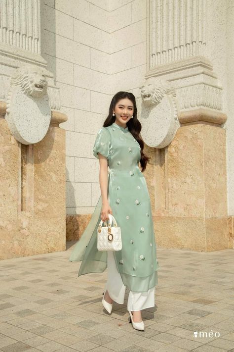 Casual Ao Dai, Ao Dai Aesthetic, Vietnam Traditional Dress, Ao Dai Vietnamese, Modern Ao Dai, Vietnamese Style, Vietnamese Culture, Vietnam Dress, Ao Dai Vietnam