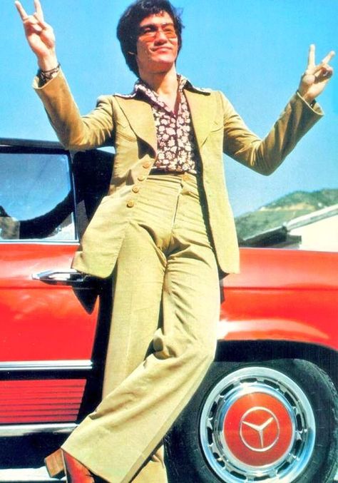 Bruce Lee, leaning against a red Mercedes in 1972. 70s Fashion Men, 70s Mens Fashion, 60s Men, Bruce Lee Photos, Enter The Dragon, 70s Inspired Fashion, Paul Newman, Martial Artist, Looks Street Style