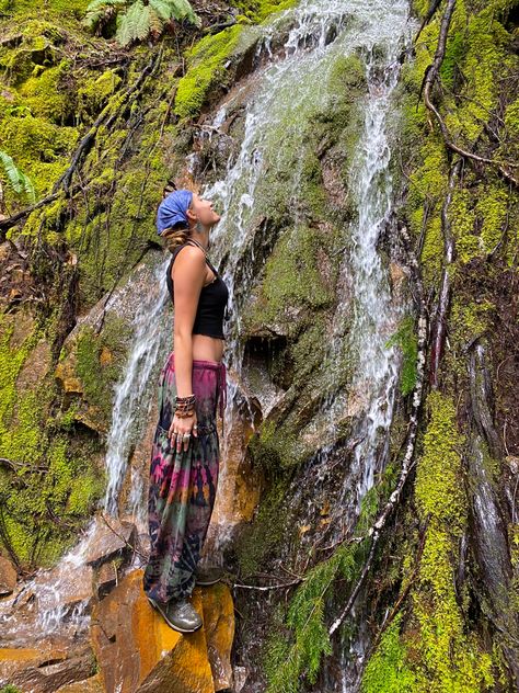 Fairy Hiking Outfit, How To Be Free Spirited, Hippy Summer Aesthetic, Nature Hippie Aesthetic, Beach Hippie Aesthetic Outfit, Hippy Girl Aesthetic, Earthgirl Aesthetic, Hippie Instagram Pictures, Hippie Aesthetic Pics