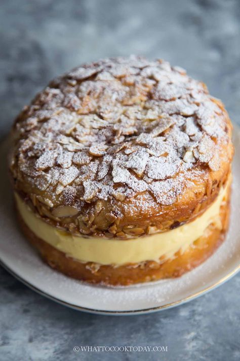 Bee Sting Cake (Bienenstich) Bee Sting Dessert, Bee Sting Cake Recipe German, Cat Bee Sting, Easy Bee Sting Cake, Bee Sting Cocktail, German Bee Sting Cake, Bienenstich Recipe, Bee Sting Cake, Breakfast Pastry