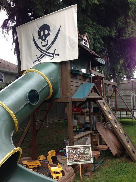 Pirate Playhouse, Diy Pirate Ship, Ship Playhouse, Pirate Ship Playhouse, Ship Diy, Fort Ideas, Outdoor Kids Play Area, Kids Playhouse Outdoors, Diy Pirate