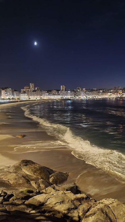 Beach And City Aesthetic, Summer Night Vibes Aesthetic Wallpaper, Shine Background, Night Place, Travel Night, Lights At Night, Wallpaper Beach, Ocean At Night, Beach At Night