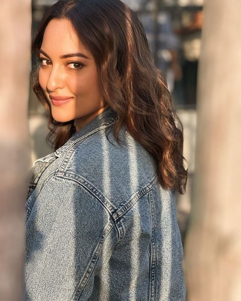 Sonakshi Sinha (@aslisona) • Instagram photos and videos Iphone Wallpaper Landscape, Work And Travel, Sonakshi Sinha, Thanks To Everyone, People Magazine, Bollywood Celebrities, Work Travel, Its My Birthday