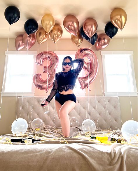 Fun bedroom birthday photo shoot inspired by sexy, curvy, confident, body-positive women Plus Size Photoshoot Ideas, Bedroom Birthday Photoshoot, Plus Size Birthday Photoshoot, Plus Size Photo Shoot Ideas, Birthday Poses, Fun Bedroom, Bedroom Birthday, Birthday Photo Shoot, Couples Pictures