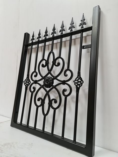 Wrought Iron Grill Design, Iron Main Gate Design, Wrought Iron Gate Designs, Modern Window Design, Porte In Ferro, Exterior Door Designs, Window Grill Design Modern, Steel Door Design, Iron Door Design