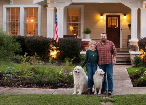 The story of how Erin and Ben Napier came to own the George F. Haynes House, a Craftsman Cottage in Mississippi and have made it their own. Ben And Erin Napier Country Home, Erin Napier House, Hgtv Hometown, Hometown Hgtv, Hgtv Home Town, Hgtv Paint Colors, Hgtv Living Room, Home Town Hgtv, Town Inspiration