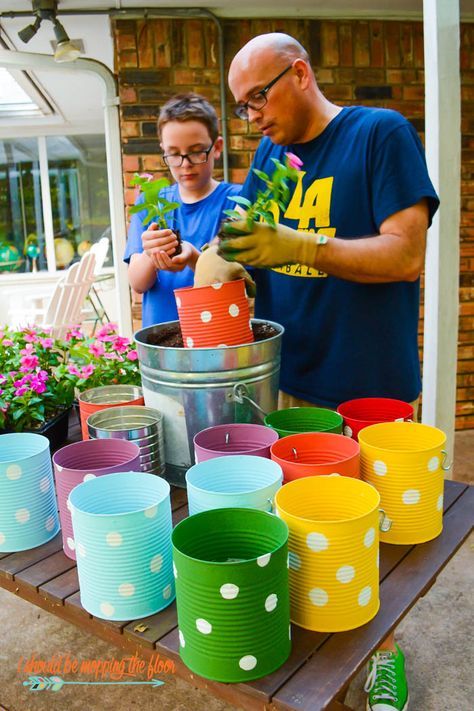 Tin Can Centerpieces, Backyard Fence Decor, Painted Tin Cans, Tin Can Flowers, Tin Can Art, Tin Flowers, Recycled Tin, Tin Can Crafts, Diy Bird Feeder