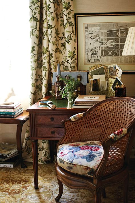 Traditional Livingroom, Charlotte Moss, Couch Ideas, Pretty Furniture, 1930s House, English Country Decor, English Decor, Classic Office, Sunrooms