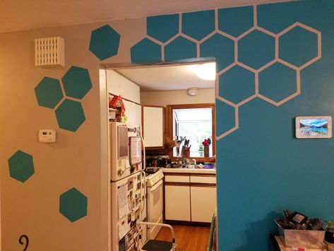 Hexagon Painted Wall Diy, Transition Wall Colors, Hexagon Wall Painting Ideas, Geometric Wall Paint Kitchen, Transition Wall Ideas, Room Transition Ideas Wall, Paint Color Transition On Same Wall, Transition Paint Colors On Same Wall, Wall Color Transition