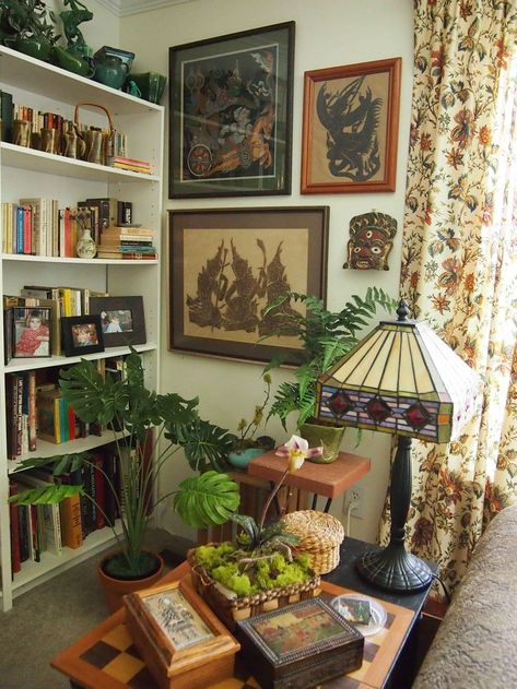 maximalist, living room, collected, books, English interiors Sunken Living Room, Curated Home, Home Space, Apartment Decor Inspiration, Decoration Inspiration, Apartment Inspiration, Living Room Inspo, Room Inspiration Bedroom, Dream Decor