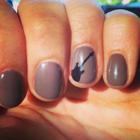 Music Nails Design Simple, Music Theme Nails, Guitar Nail Art, Piano Nail Art, Music Nail Designs, Guitar Nails Design, The 1975 Nails Design, Short Nails For Guitar Players, Nails For Guitar Players