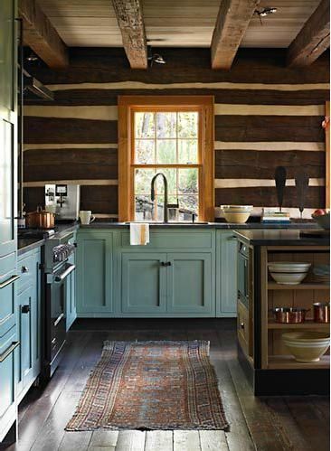 love an antique persian rug in the kitchen Rustic Cabin Interior, Rustic Cabin Kitchen, Log Cabin Kitchens, Dapur Rustic, Rustic Home Interiors, Cabin Interiors, Cabin Kitchens, Cabin Living, Log Cabin Homes