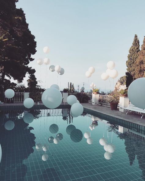 Isla & Smith on Instagram: “How we do Capri pre-parties 🎈#fashion #interiordesign #inspired #celebrations #bespoke #weddingplanner #weddingstylist #capriwedding #capri…” Wedding Pool Party Decorations, Floating Pool Decorations, Engagement Party Balloons, Backyard Engagement Party, Beach Engagement Party, Garden Engagement Party, Summer Engagement Party, Floating Letters, Backyard Engagement