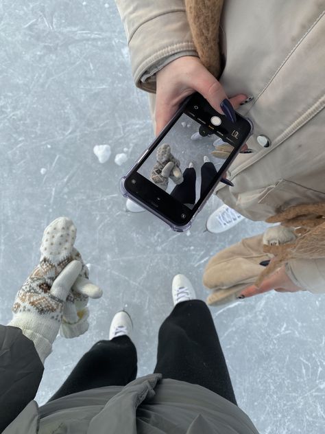 Friends winter ice rink Ice Skating Photoshoot Friends, Ice Rink Photoshoot, Ice Rink Outfit, Ice Rink Aesthetic, Ice Skating Pics, Ice Skating Photoshoot, Ice Skating Friends, Ice Skating Photos, Indoor Ice Skating