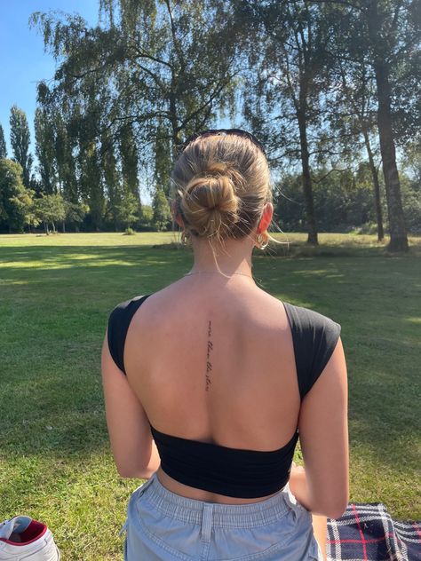 Women Small Tattoos Ideas Simple, Dainty Tattoos Spine, No Rain No Flowers Spine Tattoo, Small Spine Tattoos For Women Simple, Spine Tattoo Stars, Spine Tatoos Woman, Back Tattoo Dainty, Spine Tattoo Simple, Aesthetic Tattoos For Women