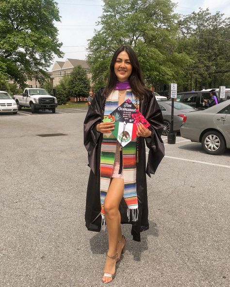 Latinx Grad Caps, Mexican Graduation Sash, Latina Graduation, Cute Graduation Outfits, Mexican Graduation, Outfits Latina, Graduation Outfit Ideas, Senior Year Fun, College Photography