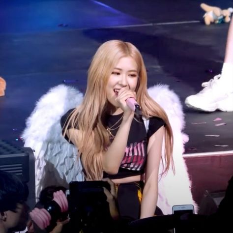 Rosé Angel Wings Blackpink, Rosé Angel Wings, Rose Bp, Funny Ideas, Roseanne Park, Rose Park, Kpop Icons, Park Chaeyoung, Blackpink Rose