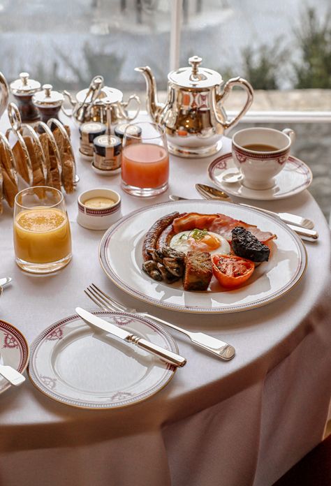 At the foot of a hill — in the shadow of Ireland’s most iconic medieval site, the Rock of Cashel — stands another architectural masterpiece, Cashel Palace. Built in 1728 by Sir Edward Lovett Pearce, the architect who designed the Parliament House in Dublin, this red brick manor was once the residence of Ireland’s archbishops. Luxury Brunch Aesthetic, Luxury Hotel Breakfast, Brunch Moodboard, Breakfast In Hotel, Rock Of Cashel, Brunch Restaurant, Cozy Brunch, Hotel Aesthetic, Organic Breakfast