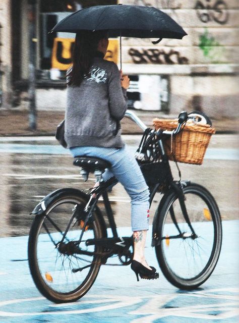 Life is beautiful: Cycle Chic Rain Cycle, Holding An Umbrella, Bicycle Chic, Female Cyclist, Riding A Bike, Girls On Bike, Urban Bike, Cycle Chic, I Want To Ride My Bicycle