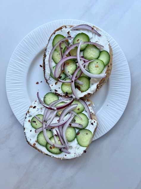 Everything bagel with onion and chive cream cheese, red onions, cucumbers, and red chili flakes. Bagel With Cucumber, Cucumber Bagel, Bagel With Cream Cheese, Bagel And Cream Cheese, Onion Bagel, Healthy Lifestyle Food, Healthy Food Motivation, Food Is Fuel, Cafe Food