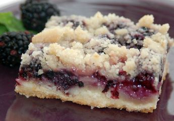 Blackberry Pie Bars, Crunch Bars Recipe, Lemon Glaze Recipe, Breakfast Desserts, Cherry Crumble, Crunch Bars, Blackberry Pie, Blackberry Recipes, Crunch Bar