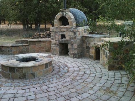 combination fire pit and pizza oven Backyard Kitchen Diy, Backyard Grilling Area, Fire Pit Video, Fire Pit Pizza, Outside Fire Pits, Backyard Fire Pit, Diy Pizza Oven, Brick Pizza Oven, Diy Pizza