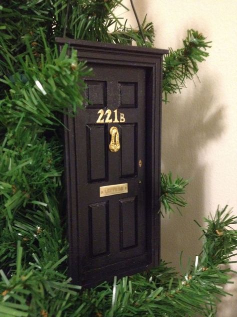 221B door ornament! A glob of nerd with a smattering of intellect! I'm not sure I'd make this one, but, gosh, I'm glad someone else did. Nerdy Christmas, Harry Potter Christmas Decorations, Geek Christmas, Harry Potter Ornaments, Door Ornament, Theme Harry Potter, Geek Crafts, Harry Potter Christmas, 221b Baker Street