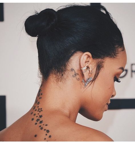 Rihanna Neck Tattoo, Rihanna Star Tattoo, Star Tattoos Behind Ear, Celebrity Tattoos Women, Rihanna Tattoo, Twisted Bun, 2000s Trashy, Pisces Tattoo, Looks Rihanna