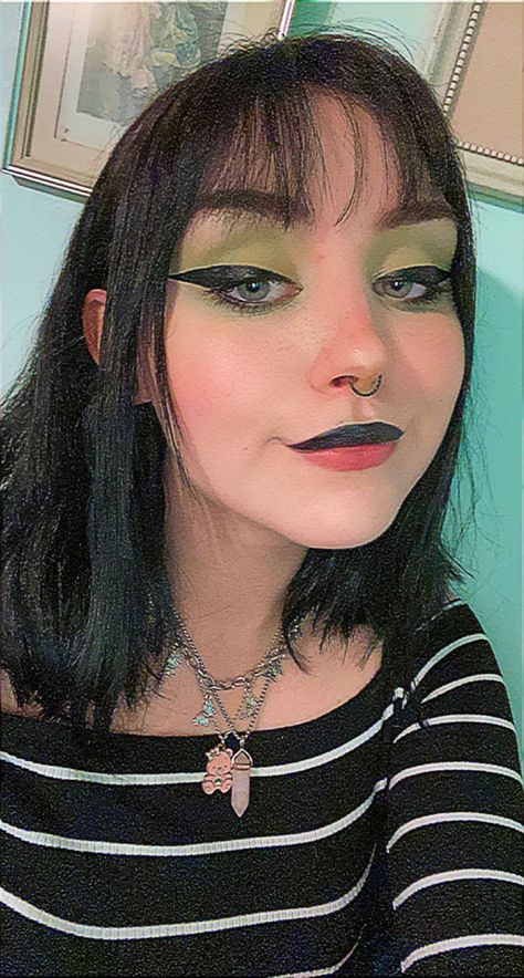 shego kim possible makeup halloween/cosplay, bright green eyeshadow alt girl makeup dyed hair Shego Lipstick Look, Shego Lips, Kim Possible Lipstick, Kim Possible Lipstick Look, Kim Possible Lip Makeup, Green Alt Makeup, Shego Makeup, Green Goth Makeup, Almay Makeup